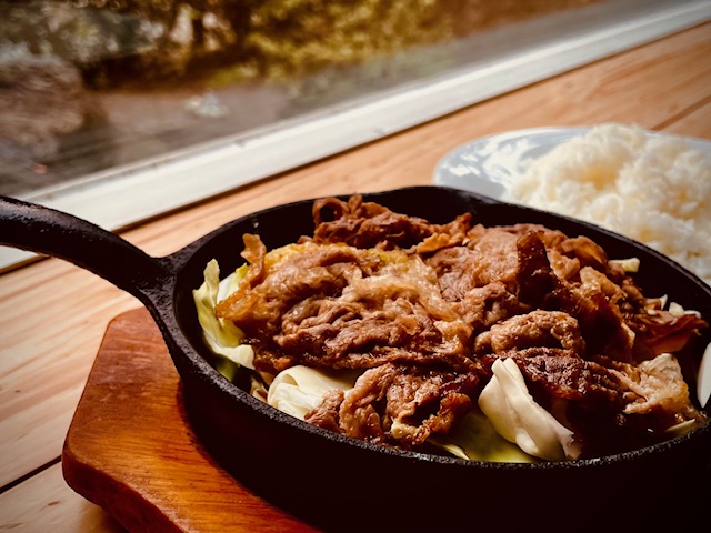 月曜日のランチは、豚の生姜焼きと魚フライ